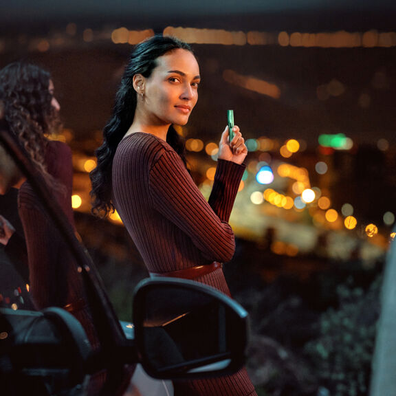 Gece manzarası - IQOS cihazı tutan kadın