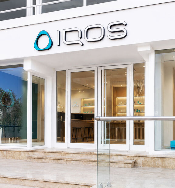 A jade green IQOS ILUMA PRIME Holder and Pocket Charger.