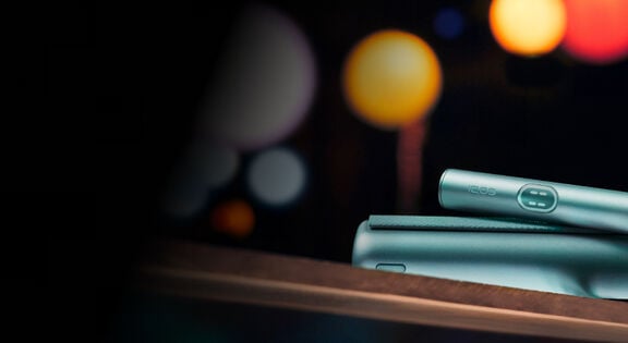 Gece ışıkları arka planı - IQOS ILUMA I PRIME cihazı