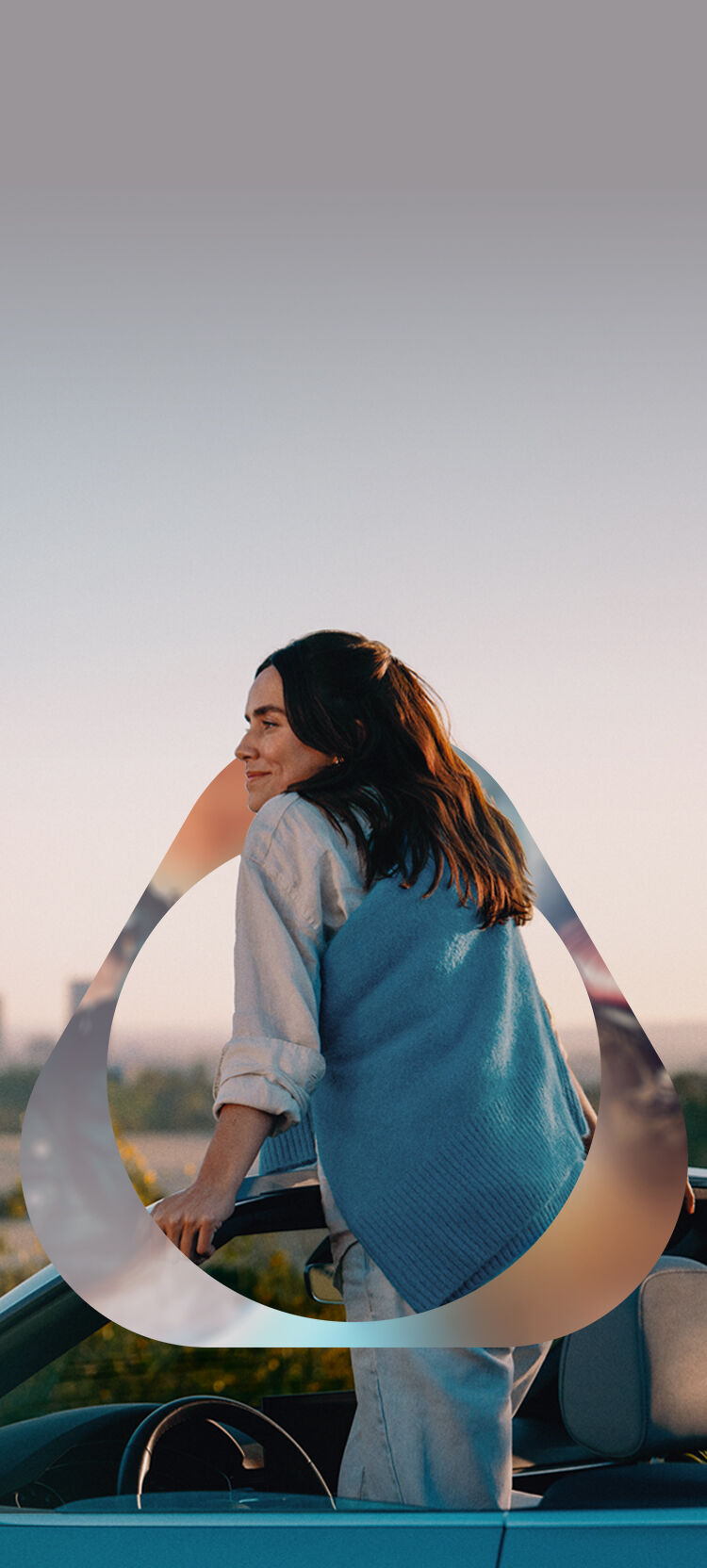 Koyu arka plan - IQOS cihazı tutan eller - IQOS logosuyla birlikte