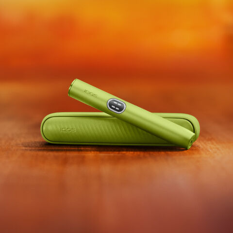 Hands comparing 3 IQOS devices.