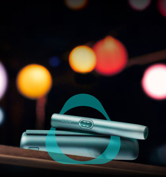 Gece ışıkları arka planı - IQOS ILUMA I PRIME cihazı - IQOS logosuyla birlikte