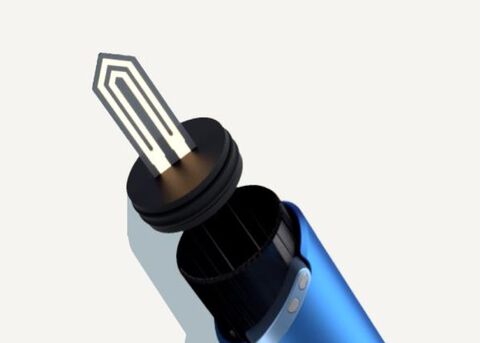 Close up of a hand holding a jade green IQOS ILUMA device.