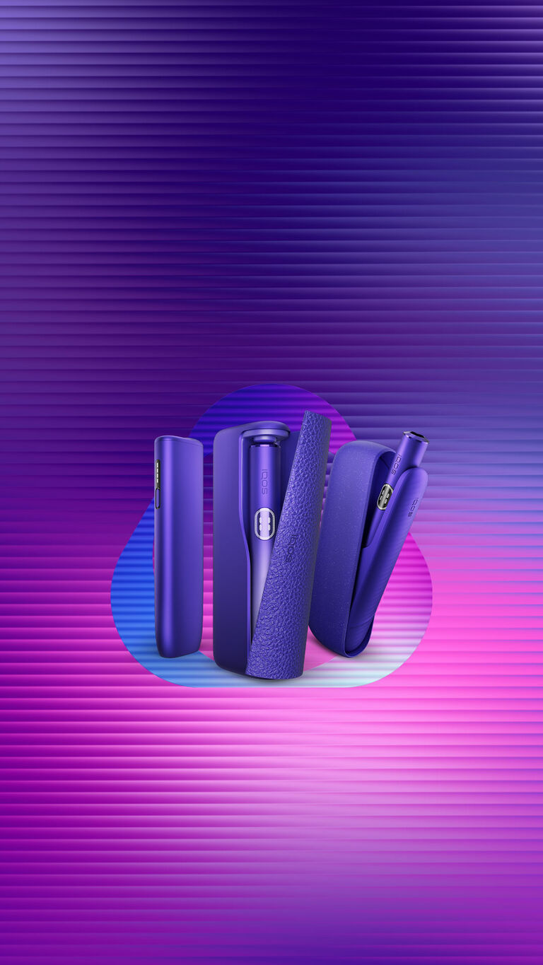 Koyu arka plan - IQOS cihazı tutan eller - IQOS logosuyla birlikte