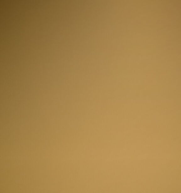 IQOS ILUMA i x Seletti - siyah ve altın renkli gradyan arka plan