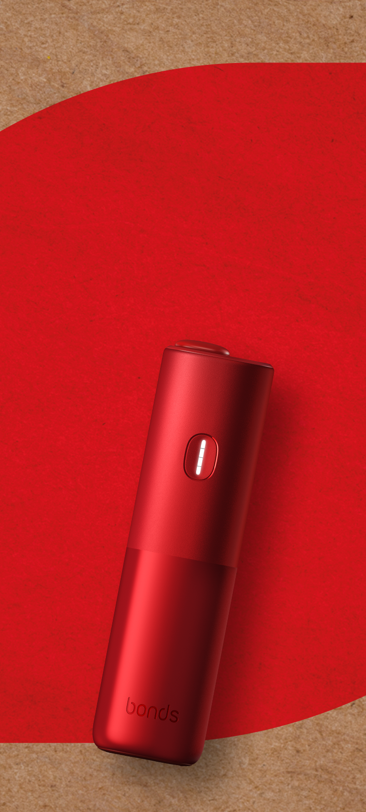 Koyu arka plan - IQOS cihazı tutan eller - IQOS logosuyla birlikte