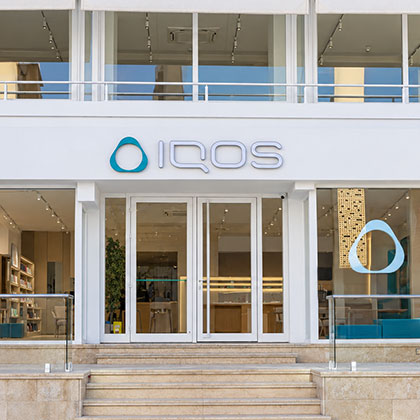 Gece manzarası - IQOS cihazı tutan kadın