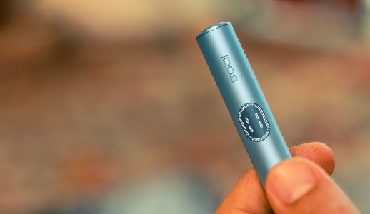 IQOS Iluma in hands